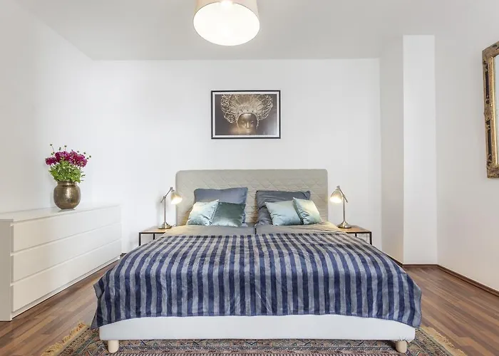 The Rheinsberger - Cosy 2Br One Living Room Up To 6